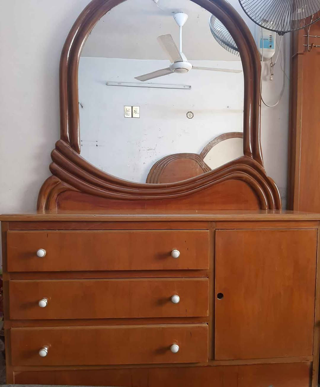 غرفة نوم خشب عراقي ٥ ابواب مع ميز تواليت مع كوميدي اضافي مع زاوية السعر قابل للتفاوض 
للاستفسار اكثر *********** واتساب بغداد, العراق
