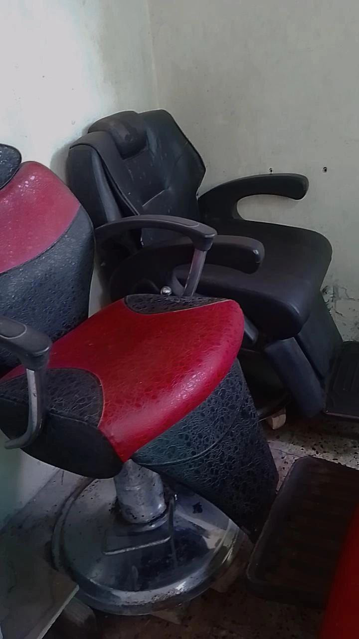 كراسي حلاقه للبيع جدد الاحمر والاسود عددثنين للاستفسار اتصل عل الرقم ***********
