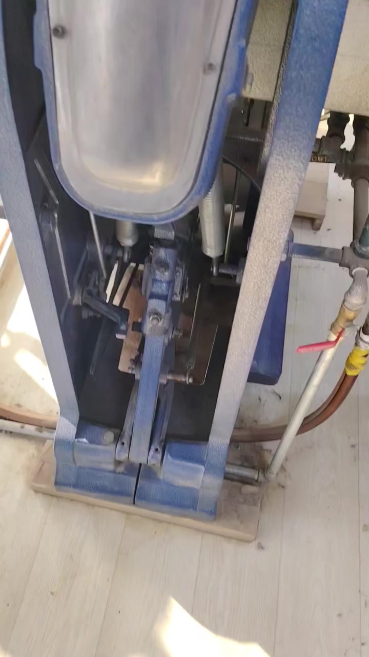 بريس هاديان نظيف جدآ وبلادي مكانه بغداد
سعره مليون و 550 قفل بدون معامله 
اليعجبه يتصل ويدلل 
***********
