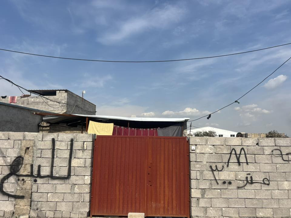 سلام عليكم بيت تجاوز مساحة 300 متر ركن حي الكرامة خلف المستوصف مباشر للبيع غرفتين ومطبخ وصالة وبي مساحة مال بناء داخل البيت ١٥٠ لبخ +كاشي+سقف ثانوي بناء حديث مطلوب بي ٣٠ مليون وبي مجال بسيط 
للتواصل 

واتس ***********

او الاتصال على رقم ثاني 
***********
