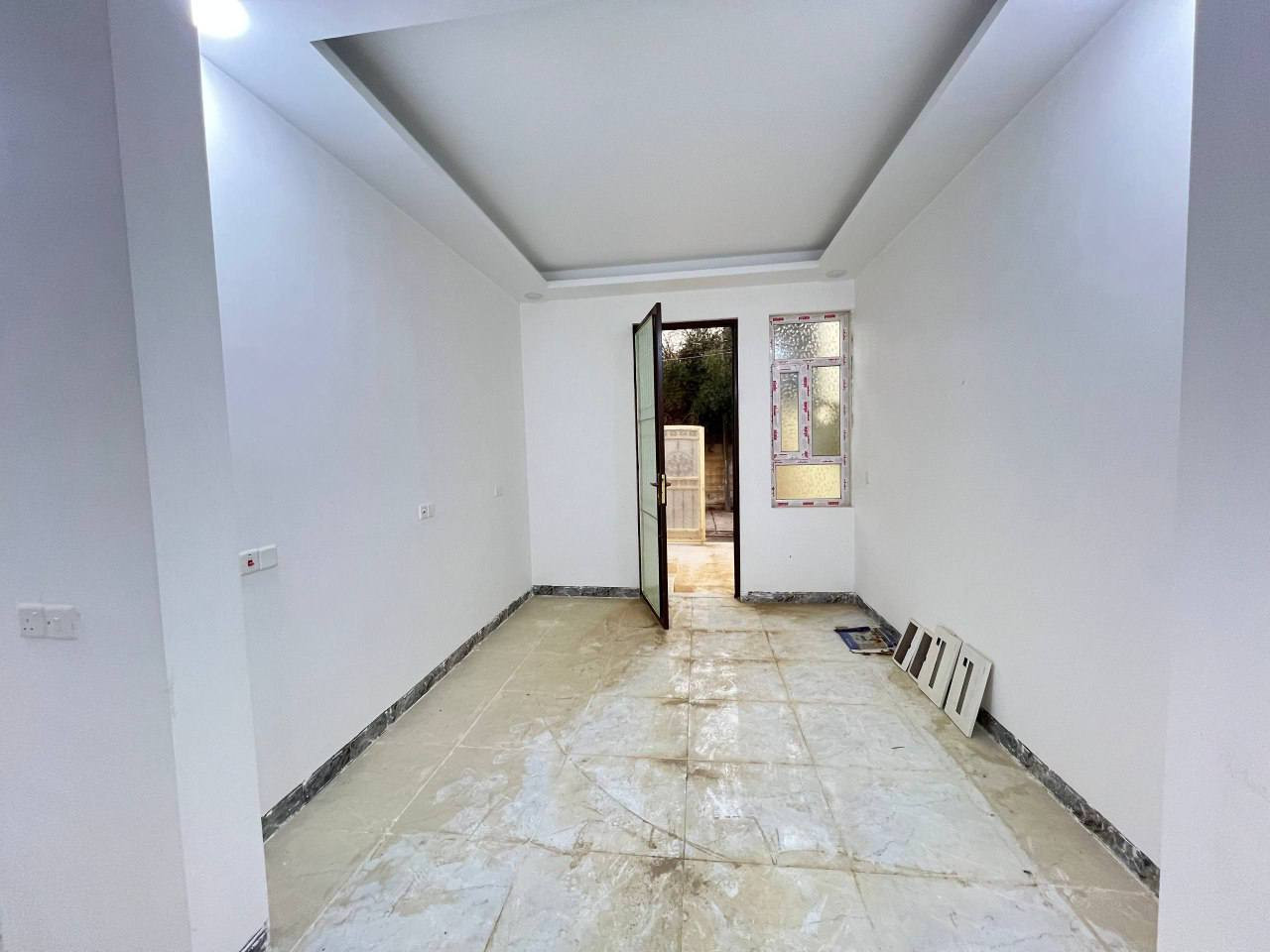 بيت للبيع في الموصل (حي التحرير ) قرب متوسطة المهدي 
زيرو البيت تسليم مفتاح فوري🔑
المساحة 100 متر طابقين الواجهة 5
سند ملك صرف طابو الزهور شرط التحويل 
الطابق الاول (غرفة + هول+ استقبال+ مطبخ + صحيات)
الطابق الثاني (ثلاثة غرف 3   + صحيات )
بناء درجة اولى✅
قريب من الشارع العام وسوق حي صدام
(قمنا بنشر فيديو + صور )
السعر مناسب 
اكتب تم يصلك السعر مباشرةً
***********
***********
