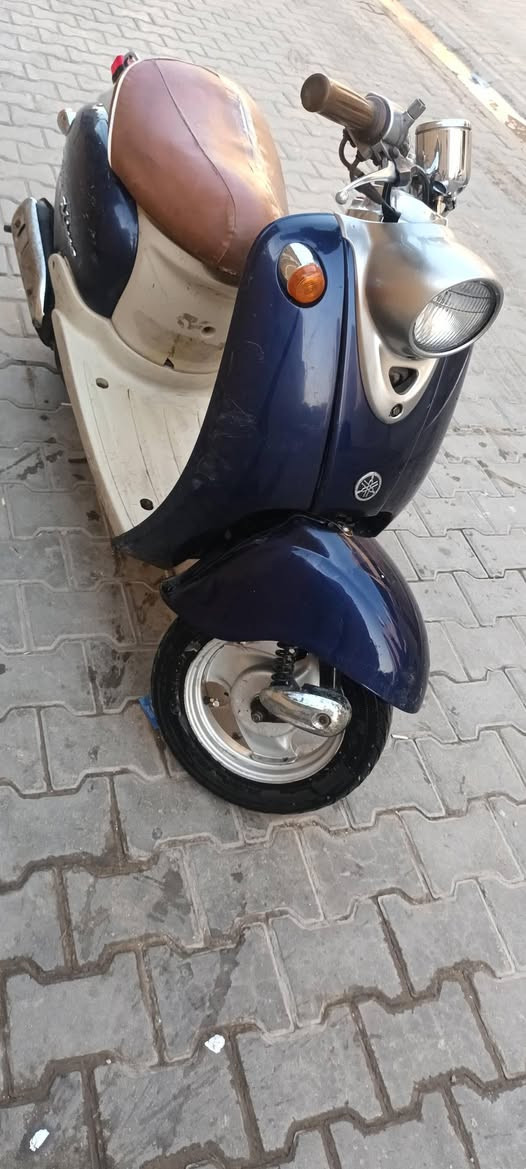 السلام عليكم دراجه كلاسك للبيع 
دراجه خير من الله كلها شغاله كهربائيات
حلوة وتجي تفحص وتشوفها اي نقص مابيها كلها جديد تايرات وكهربائيات كلهن شغالة مكاني بغداد 
السعر 250  
رقمي ***********
