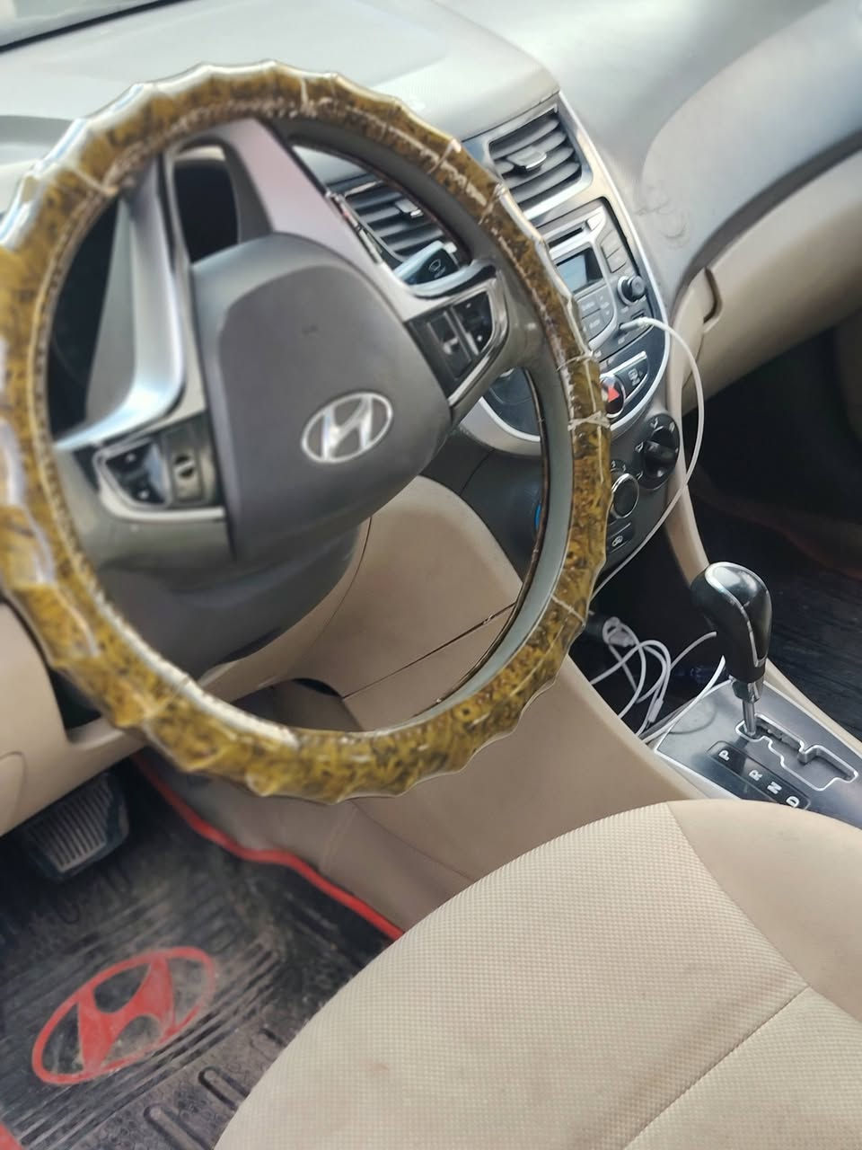 اكسنت خليجي مضلع تكسي نضيفه حيل فول عدا البصمه مراوس بألنترى العندو يتفضل كير ومحرك شرط معمر قبل شهر سياره مال بيت ماأشتغل بيها تكسي ***********
