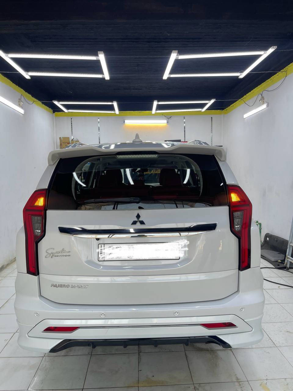 باجيرو سبورت 2020 للبيع اعلى فئة في الباجيرو سبورت عداد الكتروني لايت زنون تبريد فول على طول السياره 7راكب الداخل احمر كشنات جلد فتحه بالقمارة تحكم ستيرن جهتين وضعيات قياده متعدده
 4H -2H -4HLC-4LLC  السياره فور ويل 
 6 سلندر 3cc  حمالات فوق القماره  وبعد مواصفات الفول  كلها بيها السياره 
ماشية 32 ألف  وقابلة للزيادة وقابل  للزياده السياره مكفوله بس بيها رصعات بسيطه فوق القماره والبنيد ما مبينات إلا تركز بيهن 
وهذا رقمي للشراي الي  يحب يتصل ***********
