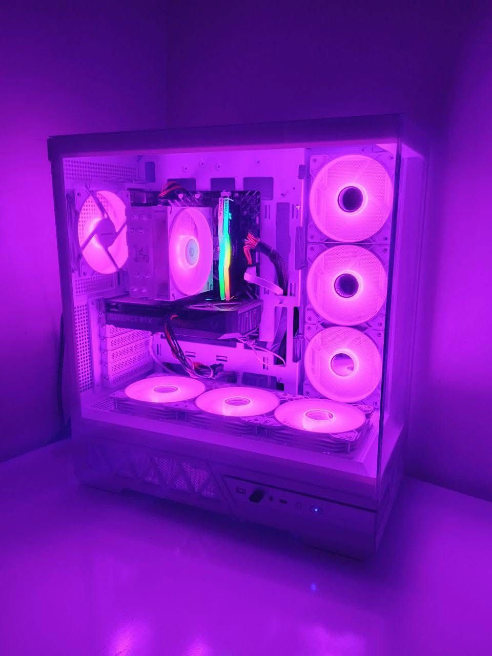 تجميعة للبيع

مواصفاتها 

المعالج (CPU): Intel Core i5-14400F

اللوحة الأم (Motherboard): ASUS PRIME H610MK D4

الرام (RAM): 16GB 3600MHz T-Force RGB

كرت الشاشة (GPU): ZOTAC RTX 5060 Ti Twin 16GB

التخزين: M.2 NVMe سعة 1TB من AGI بسرعة 4700MB/s (Gen4)

مبرد المعالج: DeepCool AG400 RGB

مزود الطاقة (PSU): Antec 750W

الكيس ما اعرف اسمه بس مثل متشوف بالصور

و مواصفات الشاشة 

2k ips 180hz 27-inch,

اسمها الكامل

 MSI MAG 275QF 27-inch 2K Gaming Monitor, 2560 x 1440 (UHD), 0.5ms Response Time, 

ما ابيع قطع ابيعها كامله هي والشاشة فقط.

كل الكراتين موجودة مصار 5 اشهر من اخذتهه

السعر مليونين وبيهه مجال
***********
