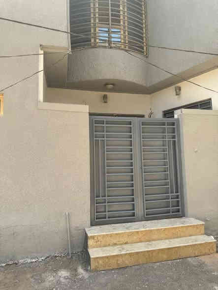 البيت للبيع 
الموقع:كربلاء مقابل فندق البارون طريق الحسينيه خلف معمل ثلج الهاشمي يبعد عن حرم ابا الفضل (ع) مسافه 7 دقائق 
المساحه: 104 م
ملاحظة: البيت طابقان الطابق الأول يحتوي على غرفه وحمامان واستقبال ومطبخ حار وبارد 
الطابق الثاني يحتوي على غرفه وصاله وحمام
السعر: 130 مليون وبي مجال
للتواصل : ***********
