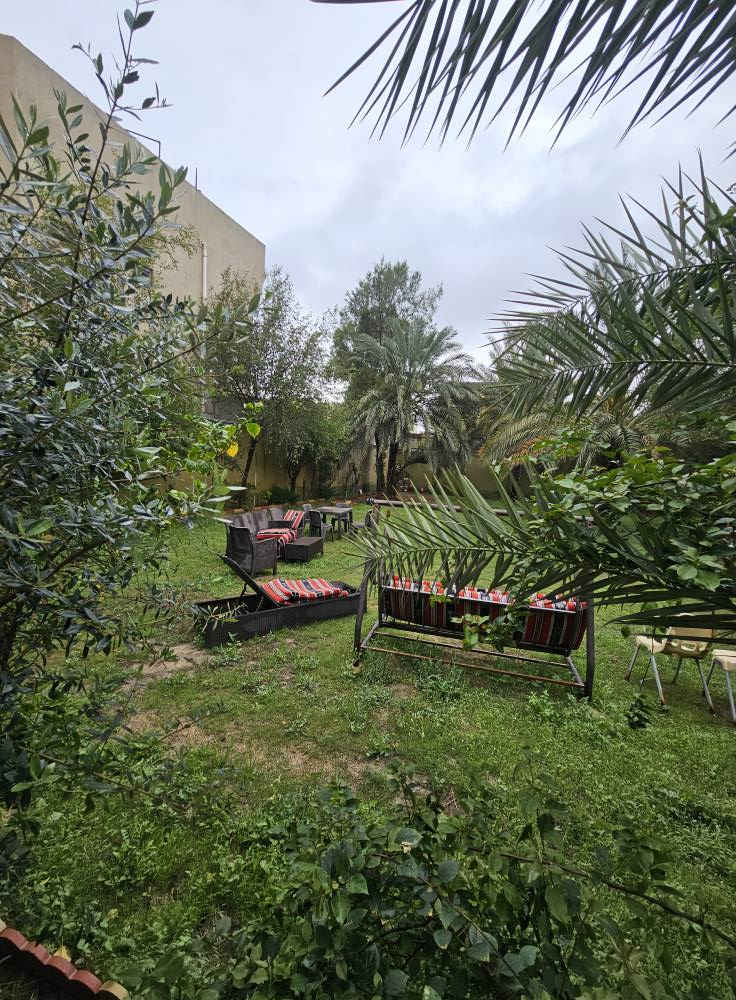 🏡 فلة فخمة للبيع – تصميم حديث ومواصفات مميزة
📍 الموقع: البصرة / السنيدية
📐 المساحة: 1300 متر مربع
📜 نوع الملكية: طابو صرف سهم تحويل بأسم المشتري 
🧱 نوع البناء: طابوك – بناء حديث
✨ تفاصيل الفلة:
• 6 غرف نوم ماستر سويت (حمامات مستقلة لكل غرفة)
• 5 صالات واسعة بتصاميم عصرية
• ديوان خارجي بمساحة (15 × 7 متر)
• كراج كبير يتسع لـ 8 سيارات
• حديقة كبيرة ومناسبة للاستجمام
• تصميم راقي ومساحات مفتوحة مريحة
• تشطيبات حديثة ومواصفات فخمة
💎 مميزات إضافية:
✔ موقع هادئ ومميز
✔ مناسبة للسكن العائلي الراقي أو الاستثمار
✔ توفر جميع الخدمات في المنطقة
📞 للاستفسار:
*********** البصرة, العراق
