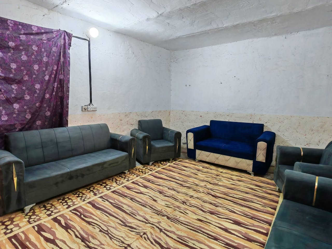 تخم عشر مقاعد حيل نضيف مابي اي ضرر السعر 215 العنوان الكاضميه يوجد توصيل بكروه ***********
