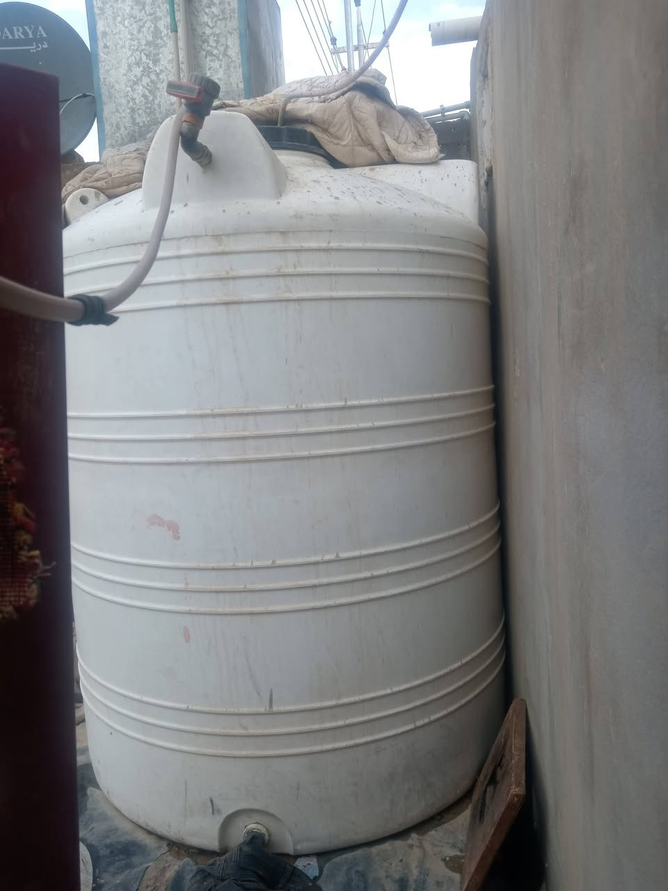 مظخة الف لتر بالساعة شغالة بحالة جيدة انتاج ١٥٠٠ بالساعة املاح ٣بالمية بيها تانكيات ٣ابو ٢٠٠٠ وواحد ٣٠٠٠ وطنية ووياها ٦٠تانكي ابو ٢٥٠ وابو ٥٠٠  وسيارة ٩٤ نظيفة مشروع كامل المكان بعقوبة تريد بس المظخة تريد كلهن صاحبهن تعين وظلن الشراي يتصل ***********
