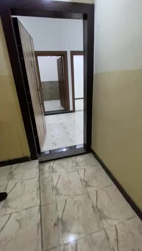 السلام عليكم للايجارشقق طابق اول و طابق ثاني جديده جدا تحتوي على غرفتين وصاله ومطبخ معزول وحمام كبير وبالكونه كبيره في منطقه كم ساره مقابل اسواق زحله البنايه جديده جدا ضمن اسواق بيت الجمله وايجاره ٥٠٠ الف وبيه مجال للاستفسار الاتصال ***********
