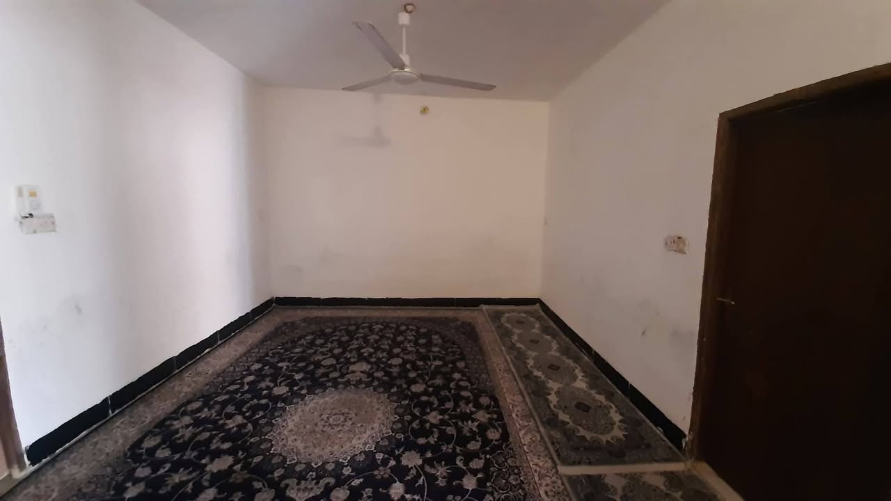 بيع مستعجل تم تنزيل السعر بسبب ظرف خاص دار للبيع او مرواس  المساحه 200متر طابقين مطلوب مبادرة طابو ملك رابع بيت من شارع العام صرف يحتوي على 4 غرف نوم وهول واستقبال ومطبخ ومجمع صحيات 2
العنوان شارع رابط الجديد بين مهندسين وحي العكسري 
مطلوب مبادرة 
السعر  58مليون وبي مجال تنطي لابو البيت
***********
