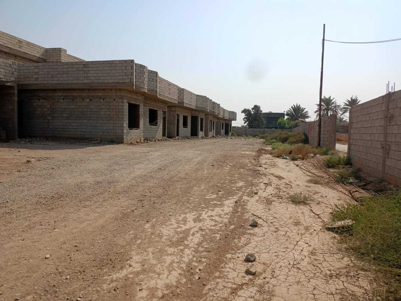 السلام عليكم قطعه ارض زراعي للبيع المساحه الكليه 2150 مشيد عليها أربع بيوت ومضيف واصلها ماء وكهرباء وتبليط لبيع شلع اوتقسيم حسب الطلب  موقع بغداد تقاطع 9نيسان تبعد عن التقاطع 500 متر وعن الشارع العام 200 متر الاستفسار ***********
