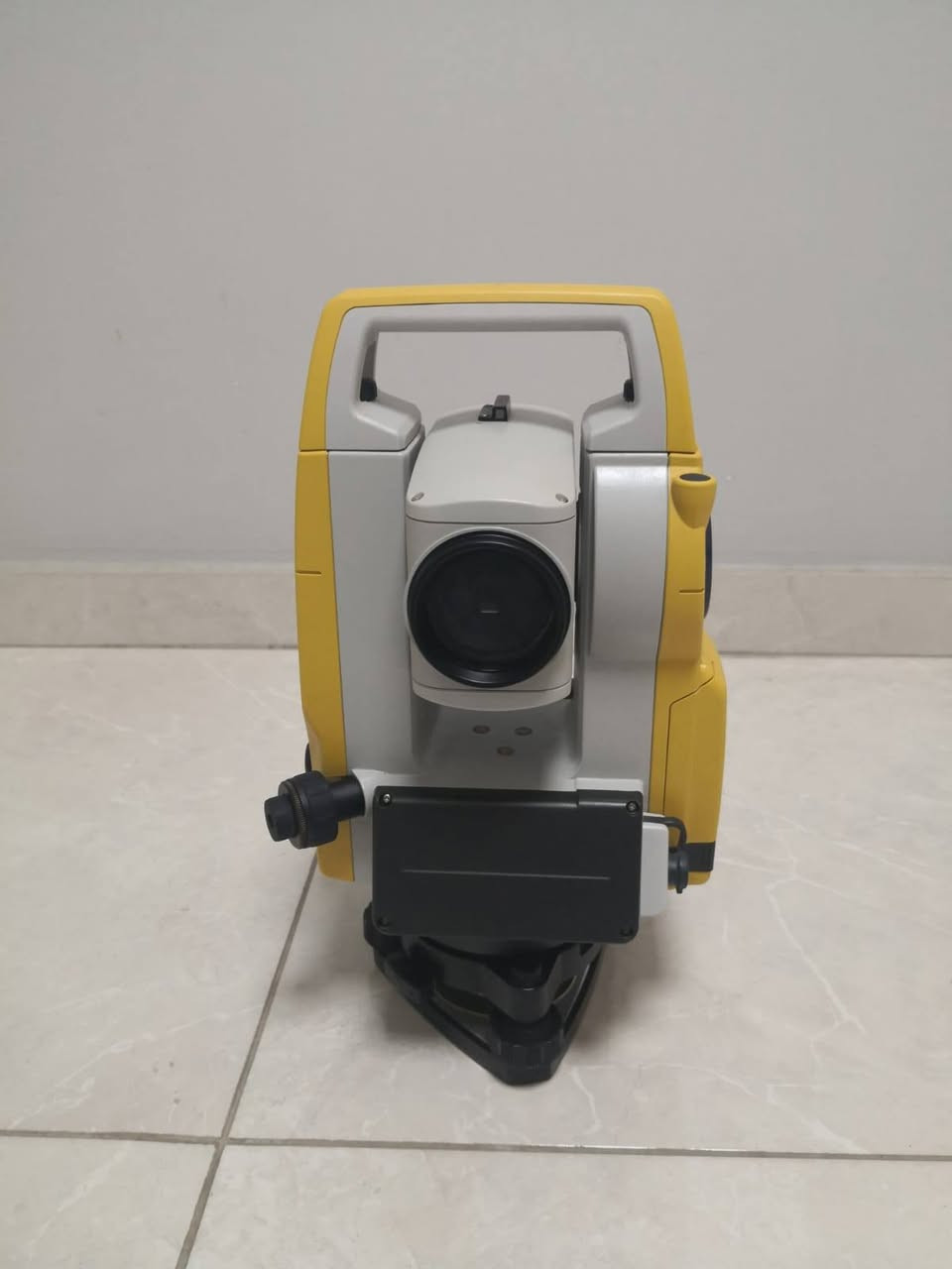 📢 يتوفر لدينا جهاز توتال ستيشن توبكون ياباني
🔹 الموديل:ES-65
🔹 الملحقات: عاكس + شاحن + بطارية+ركيزة (ملحقات كاملة)
السعر مناسب جدا 

✅ الجهاز بحالة ممتازة ومواصفاته مناسبة جدًا للاستخدامات المختلفة.

نقدم أيضًا:

🌍 دورات عملية شاملة على استخدام أجهزة المساحة.

📌 بيع، شراء، وتأجير كافة أنواع أجهزة المساحة.

🏗️ تنفيذ جميع أعمال المساحة: بيوت، بساتين، مجمعات سكنية، عمارات، مولات.

📏 تصفير أرضيات البيوت، المولات، والأراضي الزراعية.

📍 العنوان: النجف الأشرف
📞 للتواصل والاستفسار:واتساب  ***********
