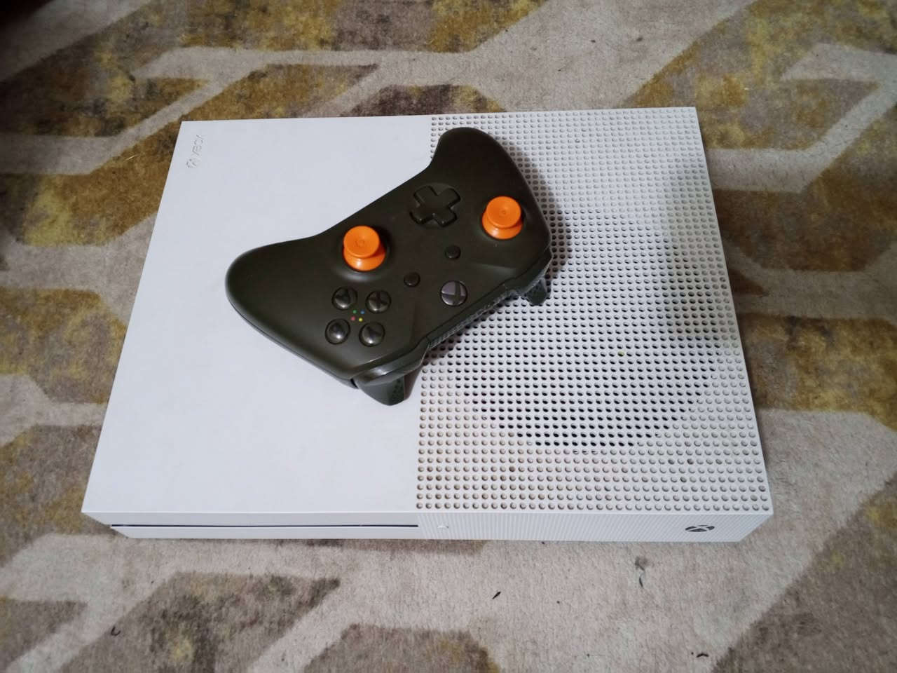 اكس بوكس ون اس للبيع بي طوبه وفورزه جهاز نضيف مامفتوح ذاكره 500مستعجل عل بيعه ***********
