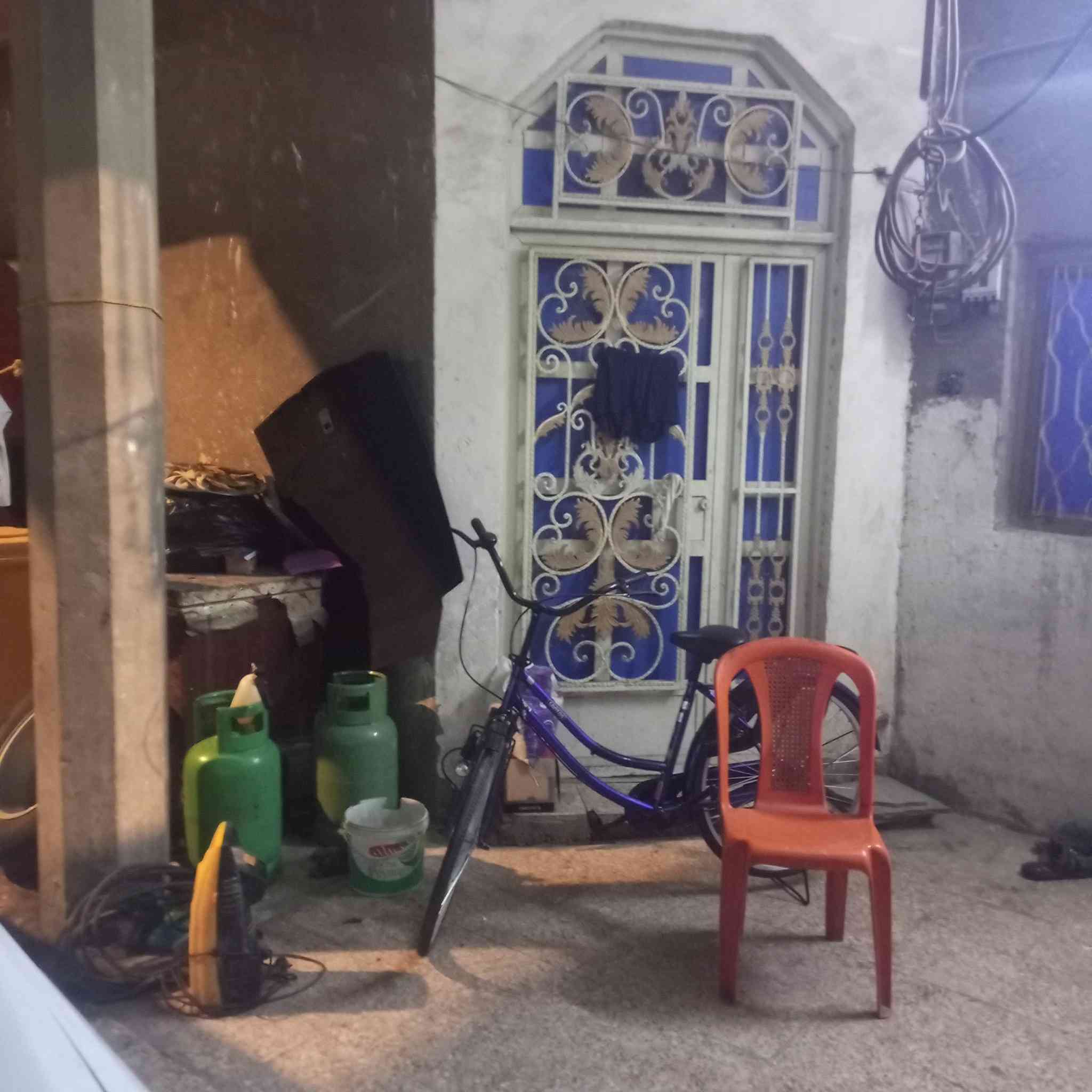 مساحته البيت 200 متر ركن طابقين بيه 6 غرف نوف وهول داخلي وديوانيه وصحيات داخليه وخارجيه والطابق الفوق أيضاً بناء البيت كله طابوق البيت ورثه وبيه قسام شرعي 

وكلهم إكبار وعلى قيد الحياة سعر البيت 365 قريب المعارض وقريب مدارس 

اي استفسار على هذا الرقم ***********
