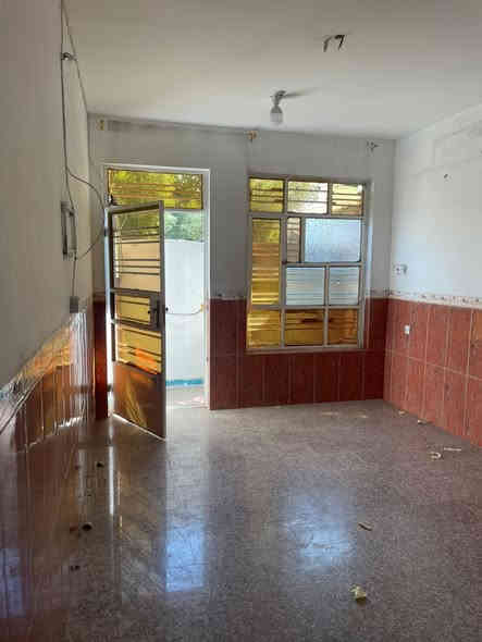 حي أور قرب فلكة صباح الخياط 57 متر فارغ جاهز للسكن طابقين نظيف جدا *********** / *********** مكتب الريان حي اور
