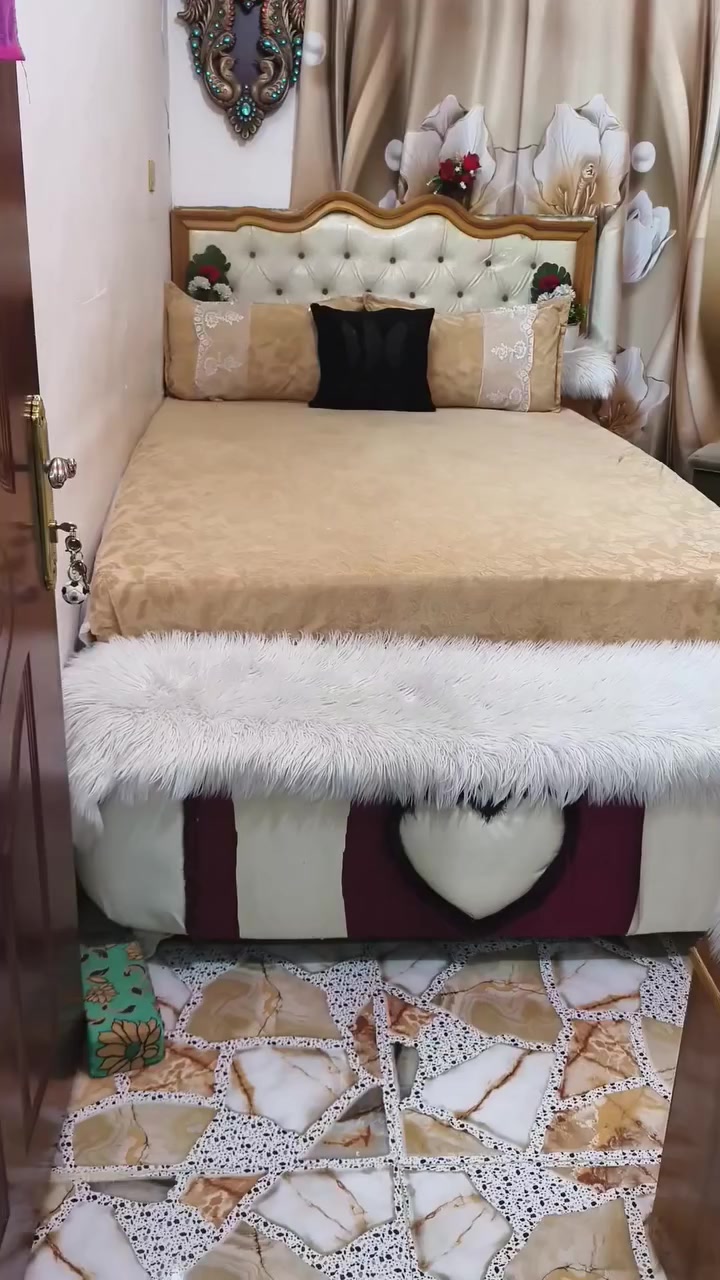 السلام عليكم غرفت خشاب مستخدمه شهرين نضيفه كلش شخط مابيه صاج 5 بوب للبيع العنوان كربلاء  السعر 750تفاصيل اكثر تصل ***********
