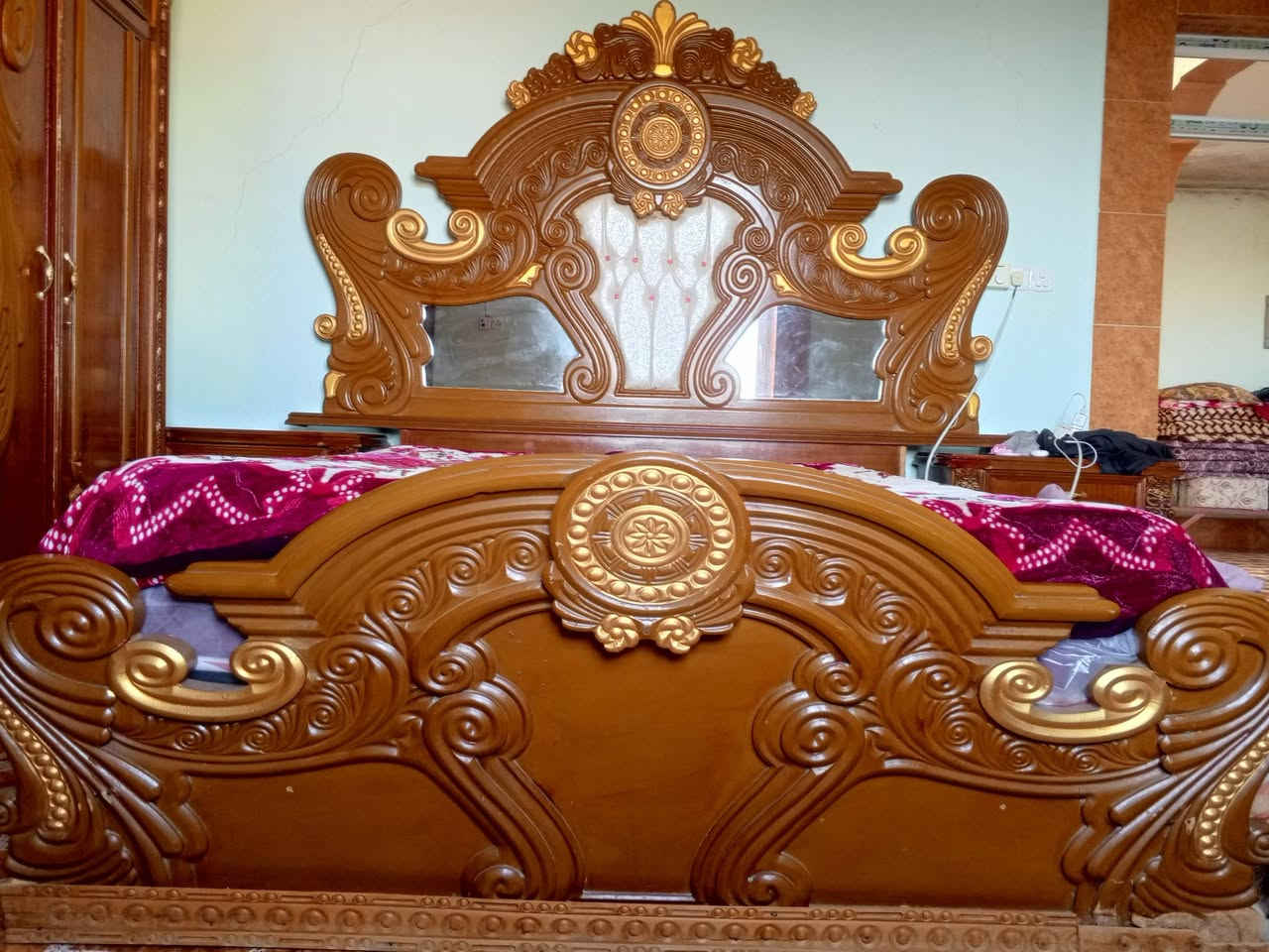 سلام عليكم من رخصه الادمن غرفه خشاب للبيع خشب عراقي زان مصري كنتور ست بوب جربايه تاج مثل ما موضح بل صور واحسن نضيفه حيل ما مستخدمه هواي للا ستفسار على الرقم *********** عليه وتساب
