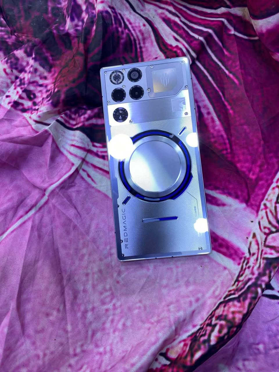 السلام عليكم ريد ماجك 11 برو ذاكره 512النسخه العالمية الجهاز جديد تجي وتفحص وتشوفه كدامك إذا بي شخط مرجوع غراضه كلهة كامله مكاني بغداد الزعفرانيه السعر ١١٩٠ وبي مجال ان شاء الله للأستفسار اكثر *********** متوفر واتساب
