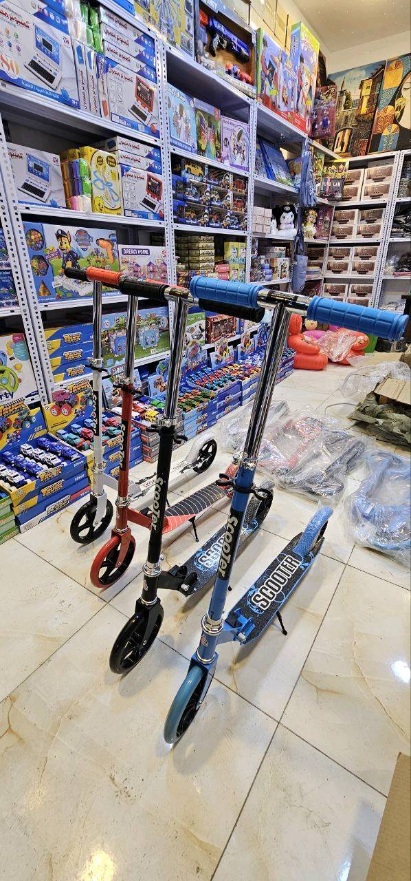سكوتر حديد حجم كبير
ارتفاع : متر  
بريك خلفي بالقدم السكوتر قابل للطي
الألوان :ابيض - اسود - احمر - سمائي 
