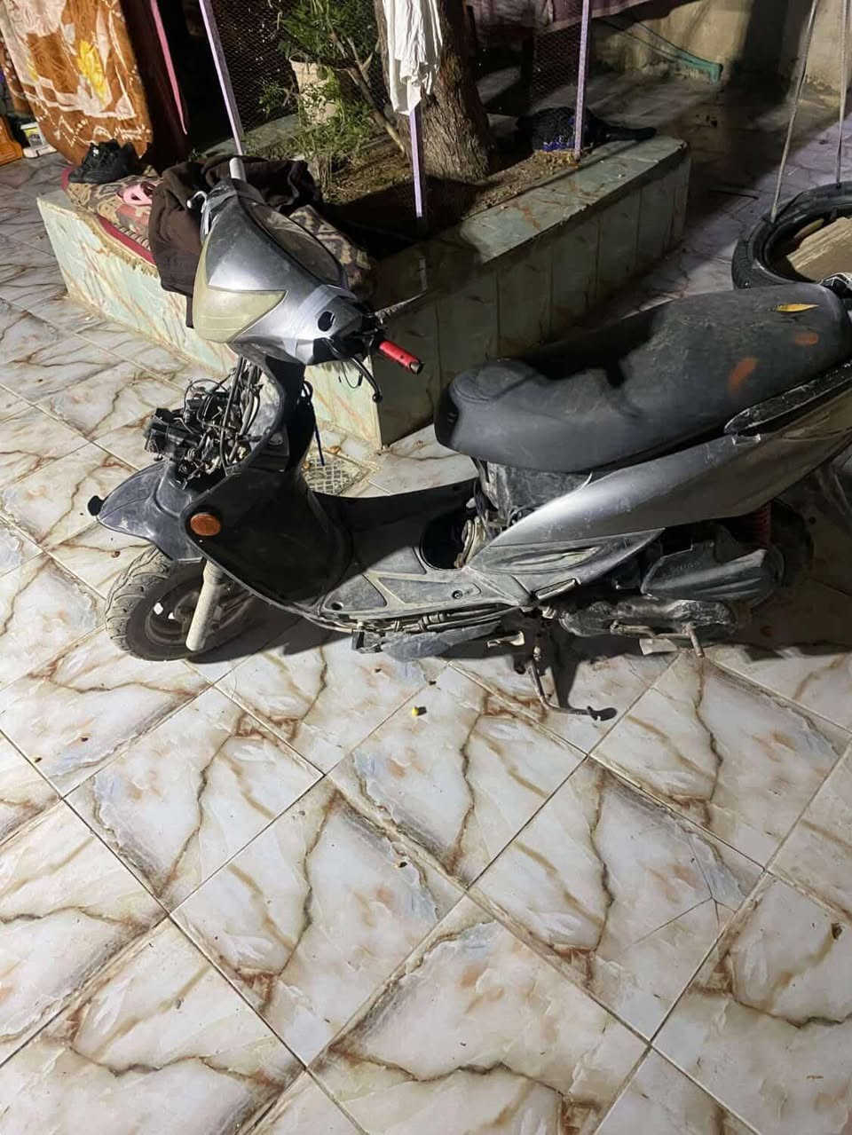 السلام عليكم 
 للبيع G4 جي فور قيم واخذ ابيعك كوم حديد دراجه  شاصيها نضيف ما بيه ولا ضربة ... تعبر دهن عالبلك يعني جفت وتشتغل طبيعي 
ابيع كوم حديد 
كوم حديد  قيم بالي يرضي الطرفين 
بعد اكول كوم حديد 
عنواني  ناصرية مركز 
حي اريدو 
هذا جهازي ***********
