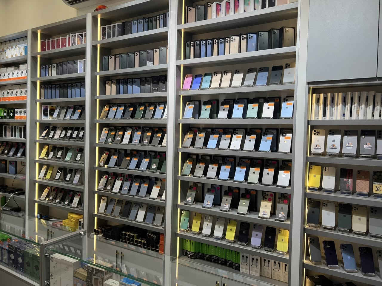 عالم الجوال & جملة مفرد
#البيع بالنقد والتقسيط 
#ضمانك لمدة شهر #صيانة وبرمجة لمدة سنة 
 #نتميز بالثقة  ونظافة الأجهزة والأسعار القوية
#توصيل كافة المحافظات 
#الرجاء التواصل عبر واتساب *********** 
#عنواننا الناصرية الحبوبي فرع مكاتب العقار داخل الفرع مجاور عيادة سونار الشفاء ومقابل عيادة المرتضى
# تحديث الأسعار ليوم الخميس 29/01/2026
13 برو ماكس بسعر.                685 الف
15 برو ماكس شرق اوسط.      مليون 50 الف
14 بلص شريحتان.                  575 الف
14 برو ماكس شريحة واحدة.  860 الف
14 برو ماكس شريحتين.         890 الف 
11 برو ماكس شرق اوسط.       395 الف
11 عادي شرق اوسط خطين.  290 الف
