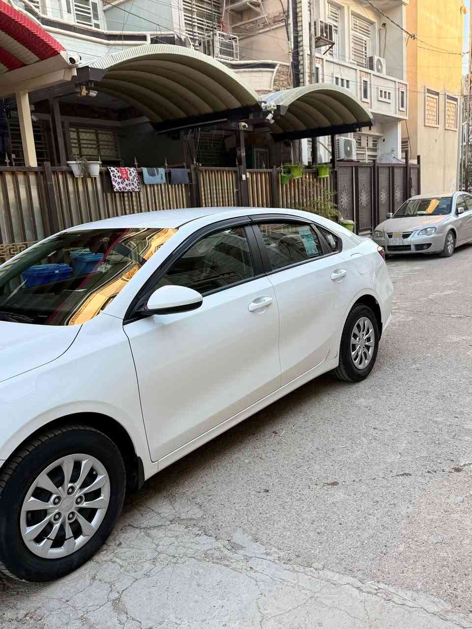 السلام عليكم. سيراتو للبيع
مديل ٢٤

مكينه. ٢٠٠٠

ماشيه ٥٤

مكفوله من الصبح والبارد. بيها هاي رصعتين 

سياره نضيفه جدا. مكانها حي الجهاد. 

داخل لونين

السعر. ١٧٥. وبيها مجال

للاستفسار. ***********
