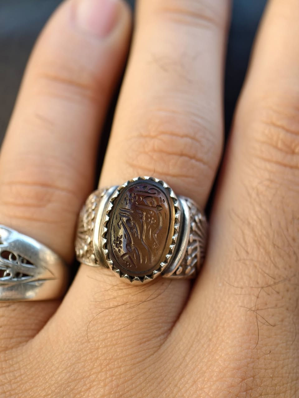 سلام عليكم
در نجف نفطي قديم جراخة قديمة 
مخطوط .. فاطمة سر الوجود 
در نجف اصلي بالذمة صياغه يدويه ثقيله


**إذا كنت صاحب هذا الإعلان وتريد حذفه لأي سبب، رجاءا أرسل رسالة إلى الدعم الفني**