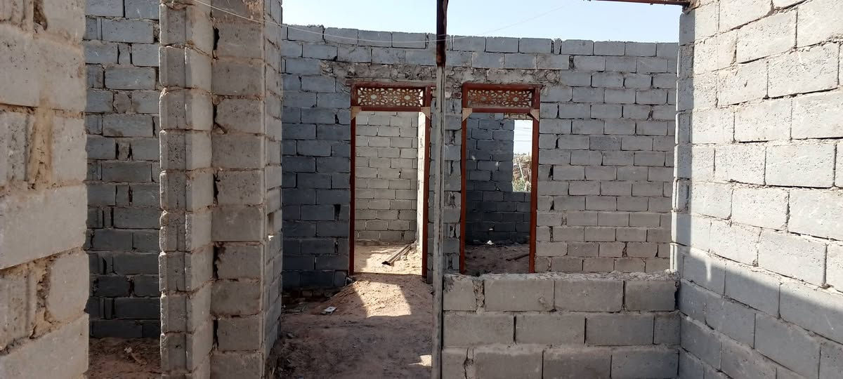 أرض البيت بيه بيت هيكل غرفتين وصاله ومطبخ واستقبال وحمام داخلي وتواليت خارجي مساحة الأرض 770 المكان شارع كربلاء نجف عمود 139 سعر 25 وبيه مجال ***********
