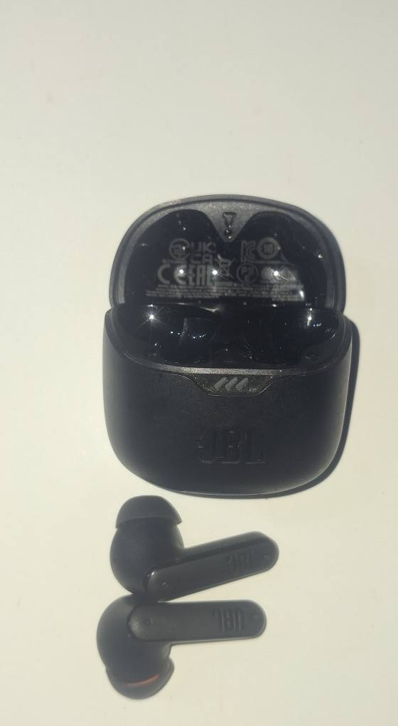 ‫6 مواقع إلكترونية
بناءً على الصورة والبيانات الظاهرة داخل العلبة، يبدو أن هذه السماعة هي JBL Tune Flex. 
TikTok
TikTok
 +1
إليك أهم التفاصيل حول هذا المنتج:
الموديل: JBL Tune Flex، وهي سماعات لاسلكية بالكامل (True Wireless) تتميز بتصميم "مرن" يسمح باستخدامها كسماعات مفتوحة أو مغلقة الأذن.
الميزات الأساسية:
تقنية إلغاء الضوضاء النشطة (Active Noise Cancelling) لتقليل الأصوات المحيطة.
صوت JBL Pure Bass الذي يوفر تجربة صوتية قوية وترددات منخفضة عميقة.
مقاومة لطرطشة الماء والعرق، مما يجعلها مناسبة للاستخدام الرياضي.
البطارية: توفر مدة تشغيل تصل إلى 24 ساعة تقريباً (مع علبة الشحن).
حالة المنتج: العلبة الظاهرة في الصورة تحتوي على مؤشرات ضوئية (LED) في المقدمة توضح مستوى شحن البطارية. 
eBay
eBay
 +4
يُلاحظ من البيانات المطبوعة داخل العلبة وجود شعارات الامتثال لمعايير الجودة العالمية مثل (CE) و (UKCA) و (KC)، بالإضافة إلى معلومات تقنية حول سعة البطارية وجهد الإدخال. 
هل تود معرفة كيفية توصيل هذه السماعة بهاتفك أو كيفية تفعيل ميزة إلغاء الضوضاء بغداد, العراق


**إذا كنت صاحب هذا الإعلان وتريد حذفه لأي سبب، رجاءا أرسل رسالة إلى الدعم الفني**