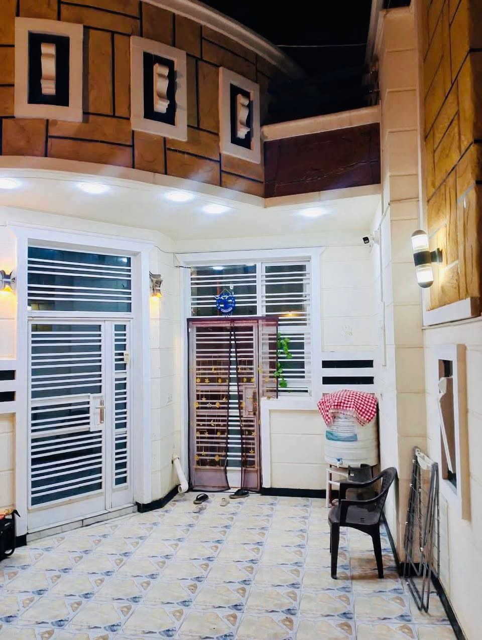 السلام عليكم
دار سكن للبيع طابو زراعي البستان 

شارع ابوكمال #بناء جديد ( ٢٠٢٤ )

#مساحة الدار / ٢٠٠متر الوجه ٦متر و٧٥س

والنزال / ٢٨ متر  خارطة الدار جداً مرتبة 

#طابق واحديتكون من 

1-استقبال
2-مطبخ
3-صاله
4-غرف نوم عدد 2
5-صحيات عدد 2
6_مخازن عدد ٢
للاستفسار اكثر الاتصال على الأرقام التالية 

السعر (115) وبي مجال

📞***********
