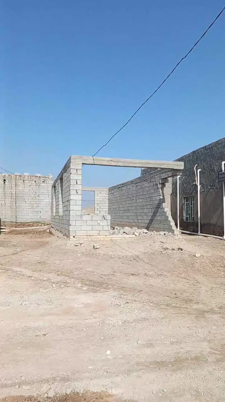 السلام عليكم بيتين للبيع واحد بيه نواقص واحد هيكل وبراني هيكل المساحه 600متر العنوان المجد قرب الملعب القطعه مرقمه ضمن البلديه للاستفسار عل اتصل.. ***********
