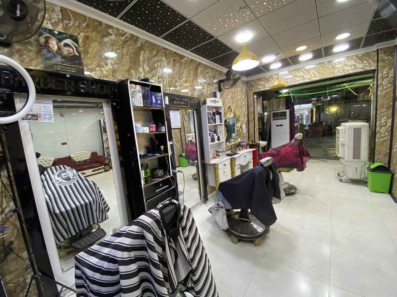 سلام عليكم محل حلاقه معروض للبيع
ينباع فارغ هوه وديكور وأرضيه وكهربائيات وجام . وينباع هوه والغراض حسب رغبه المشتري
سبب لبيع لعدم التفرغ
عنوان : ناحيه الحريه _ داخل السوق الجديد 
***********
