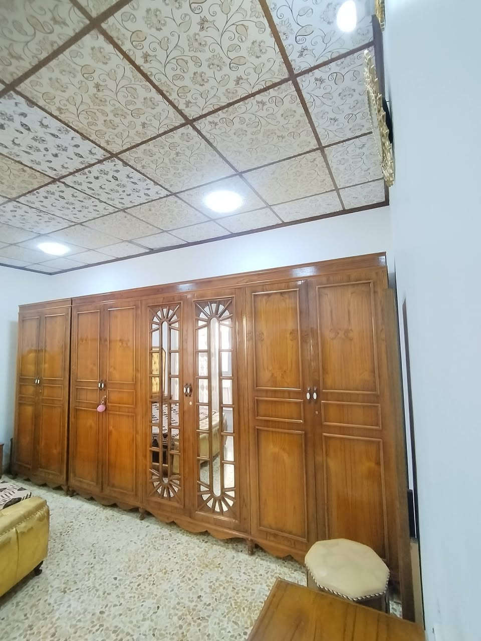 سلام عليكم غرفه اخشاب للبيع 8قطع لل استفسار عل رقم ***********
