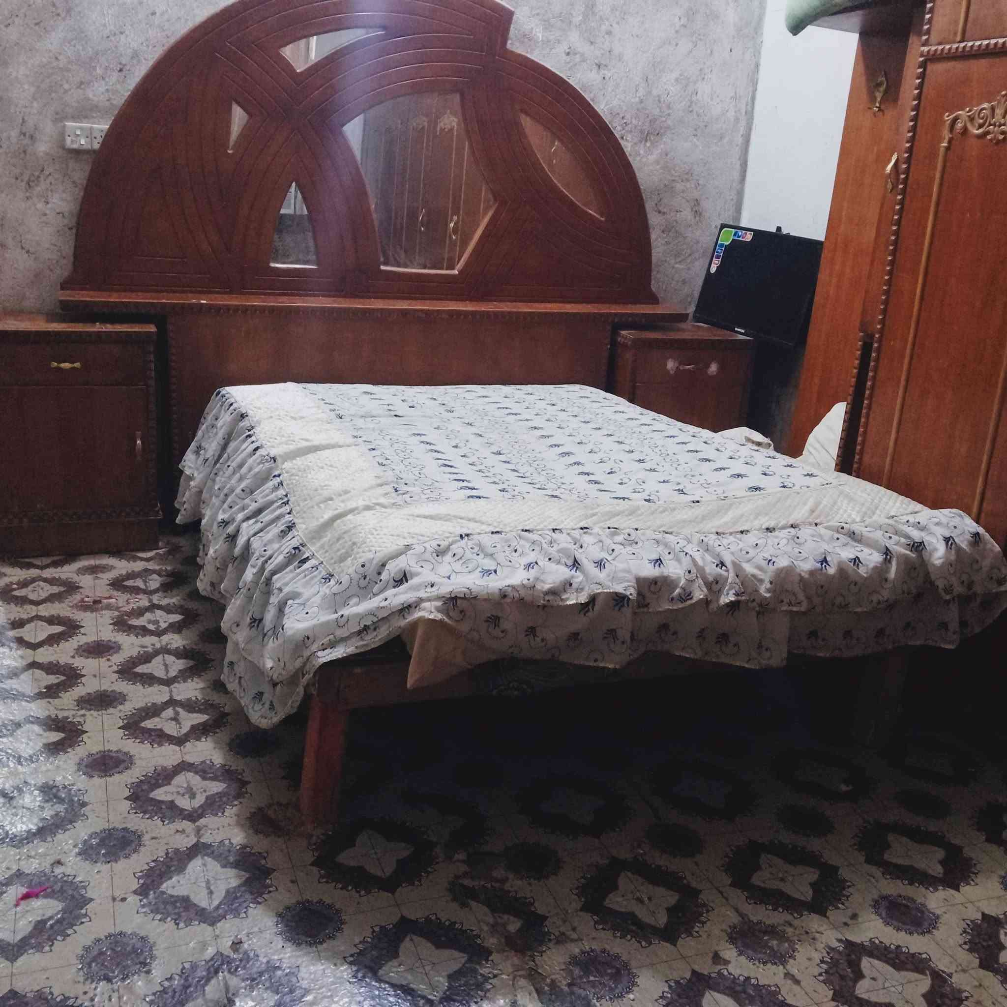 سلام عليكم غرفة نوم للبيع جاهزة مجهزة السعر 350 وبيها مجال للطبين المكان بغداد المعامل ***********
