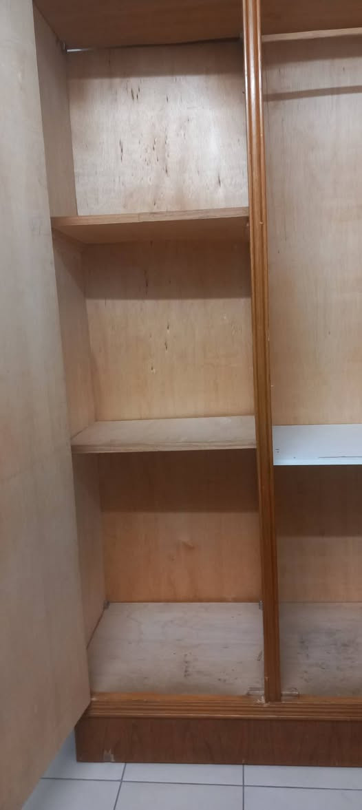 كنتور للبيع ثلاثة ابواب صاج 
نظيف نقص كيلونات ويده واحده حسب ماموضح بالصوره
السعر ١٠٠ الف وبيه مجال للشراي .
الاتصال على هذا الرقم *********** وموجود واتساب
