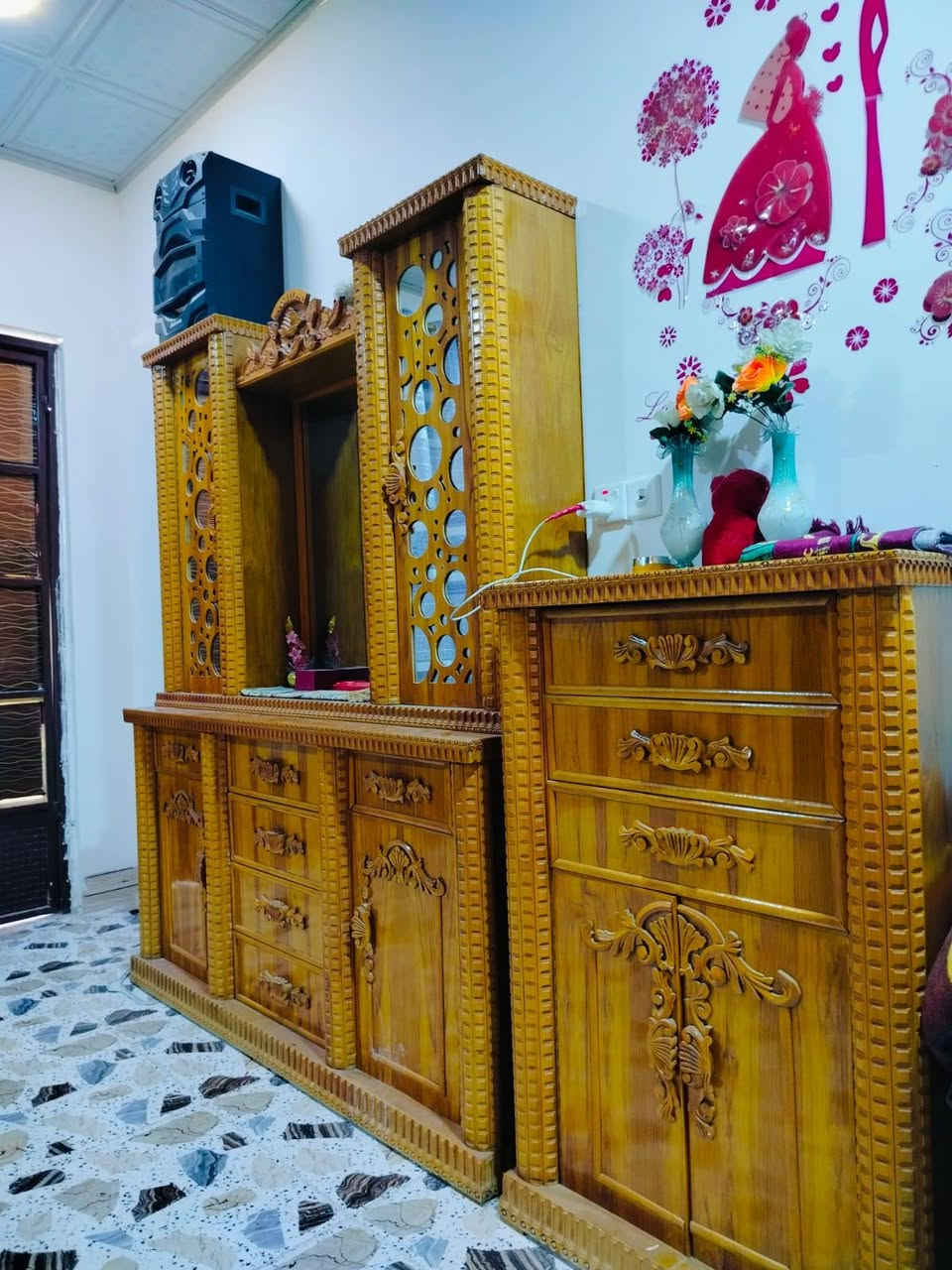 سلام عليكم غرفة اخشاب ثقيل ابراج فصال اني فصلتها للبيع عنوان حي الوليد سعر 1700بيها مجال فصلتها ومازوجت والله ***********بي وتساب
