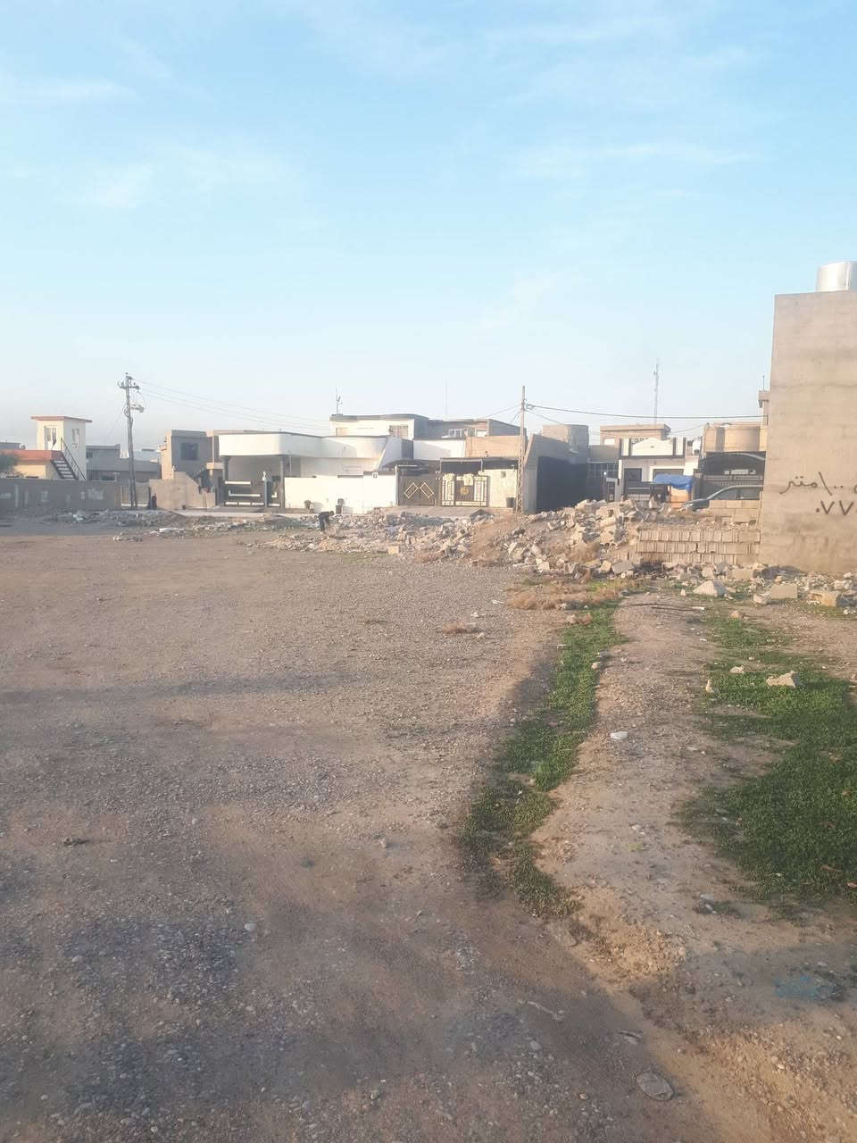 قطعه للبيع مساحة ٢٠٠ متر عنوان بنجاه على خلف دائرة كهرباء سعر مناسب ١٧ مليون بي مجال هاتف ***********/ ***********
