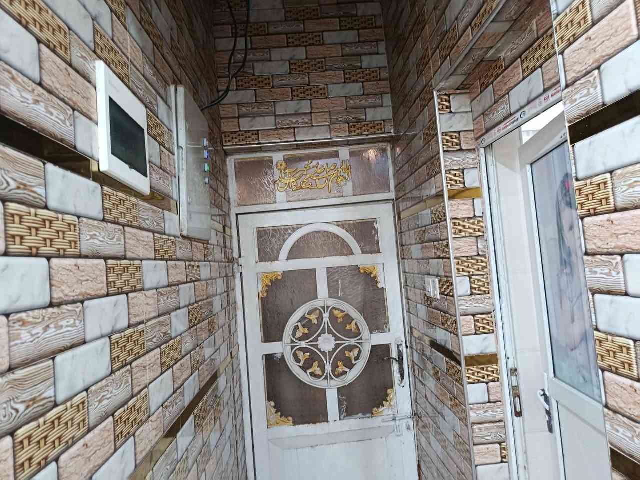 السلام عليكم بيت للبيع علوه الفحل شارع مخزن الموز قرب جامع صاحب الزمان 100م الاساس صب بناء طابوك يحتوي ع غرفه صاله مطبخ طارمه تخاريج داخليه وخارجه البيت معايز شي تجي وتكعد بي مذب الف عليه جاهز للاستفسار اكثر اتصال ع رقم التالي مكلف بالنشر ***********
