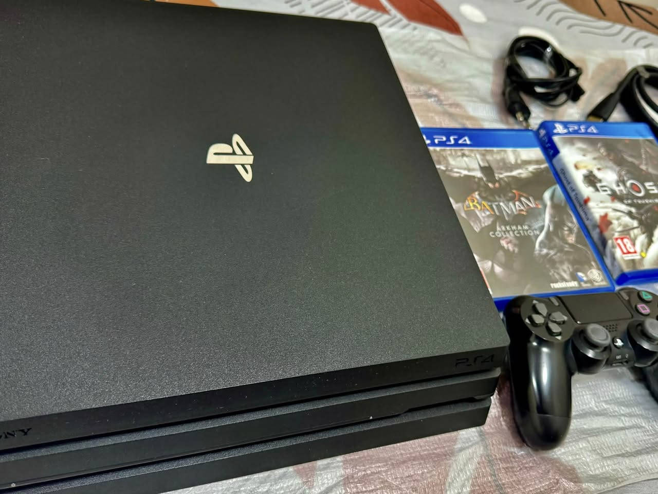🔥 للبيع: PlayStation 4 Pro 1TB أحدث نسخة (نظيف جداً مع كامل ملحقاته ولعبتين) 🔥
السلام عليكم شباب، متوفر جهاز PS4 Pro اون لاين قابل للتهكير بحالة ممتازة جداً ونظافة ممتازة (أخو الجديد)، وجاهز للتشغيل مباشرة.
📌 مواصفات وتفاصيل العرض:
 * الموديل: CUH-7216B (أحدث وأفضل نسخة بالبرو، هادئة جداً وبدون صوت مروحة عالي).
 * الهارد: 1 تيرا بايت (1TB).
 * تحديث النظام: 11.52.
 * الكرتونة (العلبة): متوفرة وموجودة بحالة ممتازة.
🎮 الملحقات الشاملة مع الجهاز:
 1. جويستيك عدد 2 (أصلية): الجويستيك الأصلي الخاص بالجهاز + جويستيك أصلي إضافي.
   *(ملاحظة للأمانة: اليدين شغالين تمام، لكن فيهما حالة "درفت" خفيفة في الكير وتحتاج صيانة اعتيادية، وتم خفض السعر ومراعاته مقدماً في الإعلان لهذا السبب).*
 2. كامل الأسلاك الأصلية المتكاملة:
   * واير الباور الأصلي (AC Power).
   * كيبل الشاشة عالي الدقة (HDMI).
   * سلك شحن اليد ونقل البيانات (Micro-USB).
CDs الأقراص والالعاب الهدايا (الأصلية):
 * قرص لعبة Ghost of Tsushima (النسخة الكاملة).
 * قرص لعبة Batman: Arkham Knight.
   *(بالإضافة إلى الألعاب المحملة على خزن الجهاز مثل Apex Legends, Call of Duty: Modern Warfare, FIFA 22 وغيرها)*.
💰 السعر: 375,000 دينار عراقي (قفل ومراعي فيه تكلفة صيانة اليدين بالكامل).
📍 المكان: بغداد (الحرية البستان).
الجهاز شغال 100% وبدون أي مشاكل أو تصليح سابق بالبورد، وللمشتري حق الفحص الكامل عند الاستلام. 

للتواصل يرجى المراسلة على الخاص أو الاتصال علىً الرقم ***********.

ملاحظة اخيرة لايوجد توصيل 🌹.
