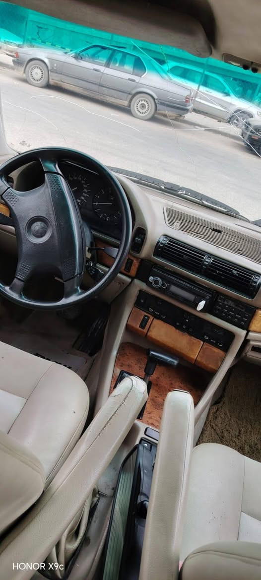 @الجميع  بي ام دبليو موديل 1993
حجم 740اصل 8سلندر 40بيع مستعجل السياره جاهزه مجهزه من كير ومكينه وحداديه وتبريد كله مكفوال غرفه شكره كهرباء السياره وارد ياباني بلا فتحه بجم عريض السياره ماناقصه شي مكفوال من كلشي السياره صبغ جماليه بس بلا حادث مكان السياره نجف بيع فقط مكلف بل نشر اتواصل عل رقم *********** سعر 50$وبيه مجال
