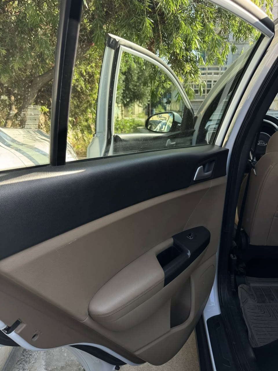 Kia Sportage
موديل 2020
ماشية 151,000 km

✅ شرط بدون ضرر وبدون أي صبغ (Clean)
✅ هزّة جديد 100/100
✅ السيارة باسمي، المالك الشرعي من الوكالة

• منظومة غاز إيطالية + كارت غاز
• مكينة وگير شرط
• غرفة لوك لوك
• طخم شرط
• تبريد ثلج
• شاشة + كامرة
• حساسات أمامية وخلفية

السيارة شرط، لوك جاهزة من كلشي، بدون أي ملاحظات
الشراي يتصل على هذا الرقم
+964 772 103 3233
