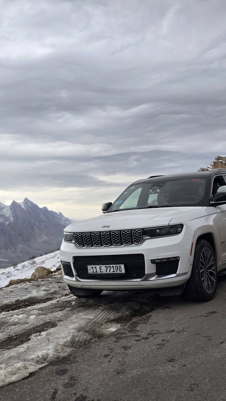 🚘 للبيع: جيب جراند شيروكي Summit L موديل 2021 (أعلى فئة – فل أوبشن) 🚘
📍 المكان: البصرة
🌍 الوارد: خليجي
🆔 الفئة: Summit L
👥 عدد المقاعد: 7 ركاب (ثلاث صفوف)

🔧 المواصفات الفنية
1-محرك V6 سعة 3.6 لتر
2-ناقل حركة أوتوماتيك 8 سرعات
3-دفع رباعي 4×4
4-نظام تعليق هوائي متطور 6 مستويات ارتفاع وانخفاض
نظام Easy Entry
👉 السيارة تنزل أوتوماتيك عند الصعود وترتفع عند التشغيل
سحب قوي ومناسب للسفر والطرق الطويلة

🚦 أنظمة القيادة والذكاء
✔ قيادة شبه ذاتية
✔ تثبيت سرعة ذكي (Adaptive Cruise Control)
✔ تحديد المسار
✔ تحذير الخروج عن المسار + تصحيح تلقائي
✔ أنظمة قيادة متعددة (طرق عادية – مطر – رمل – طرق وعرة)

🛡️ السلامة والمساعدة
✔ كاميرات 360 درجة
✔ حساسات أمامية + خلفية + جانبية
✔ مراقبة النقطة العمياء
✔ فرامل تلقائية للطوارئ
✔ مساعد الركن الأوتوماتيكي

🛋️ الداخلية والفخامة
✨ لون الداخل جملي + أسود
✨ جميع الكراسي كهرباء
✨ تدفئة وتبريد للمقاعد الأمامية والخلفية
✨ مساج للمقاعد الأمامية
✨ تدفئة المقود
✨ إنارة محيطية داخلية متعددة الألوان
✨ مراية وسطية كاميرا رقمية
✨ مرايا جانبية ووسطية تعتيم أوتوماتيك

📱 التقنيات
🔑 دخول ذكي
🚀 تشغيل عن بعد
🖐️ بصمات أبواب (5 بصمات)
📺 شاشة وسطية كبيرة Uconnect
📡 نظام ملاحة
🎵 نظام صوت فاخر McIntosh
📱 Apple CarPlay & Android Auto
📶 Wi-Fi / Bluetooth / USB

🎨 الخارجية
🤍 لون السيارة: أبيض
🖤 السقف: أسود (لونين)
🔆 إضاءة LED كاملة
🛞 جنوط فخمة قياس 21

📊 الحالة
✅ السيارة نظيفة جداً وقريبة من الجديدة
✅ استعمال شخصي
🧾 المسافة المقطوعة: 88,000 كم
💰 السعر: (يُذكر عند الاتصال)
📞 للتواصل: (رقم الهاتف 7740600662 / واتساب ***********)
📌 ملاحظة:
سيارة فخمة، عائلية، مريحة للسفر، وأعلى مواصفات متوفرة لفئة Summit L 2021، جاهزة للاستخدام بدون أي مصروف.

