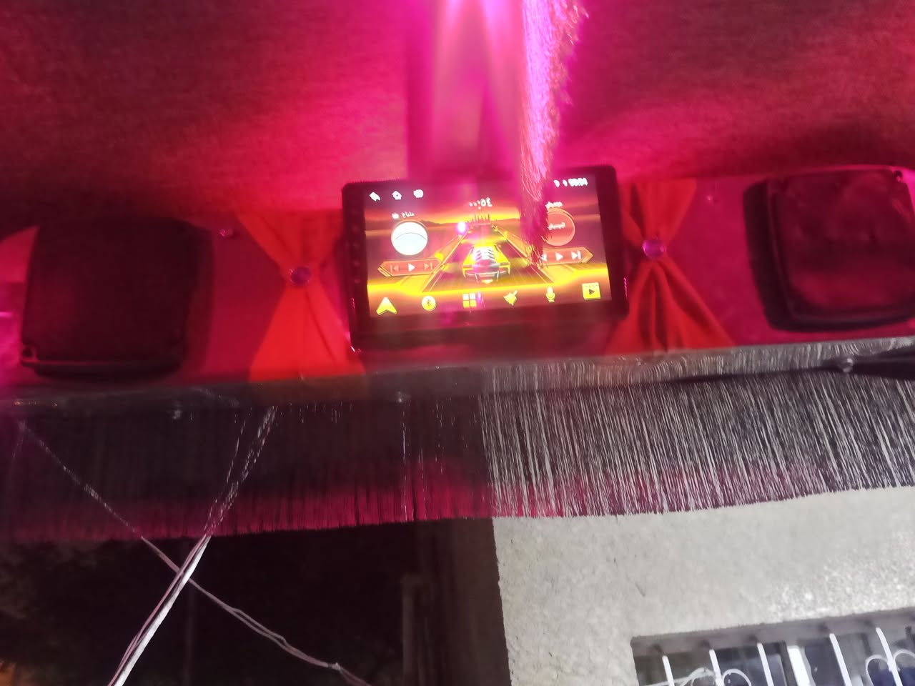 سلام عليكم شاشه معه 2سماعات مع الخشبه كله شغال و على الفحص مكاني بغداد البياع رقم  الهاتف ***********
