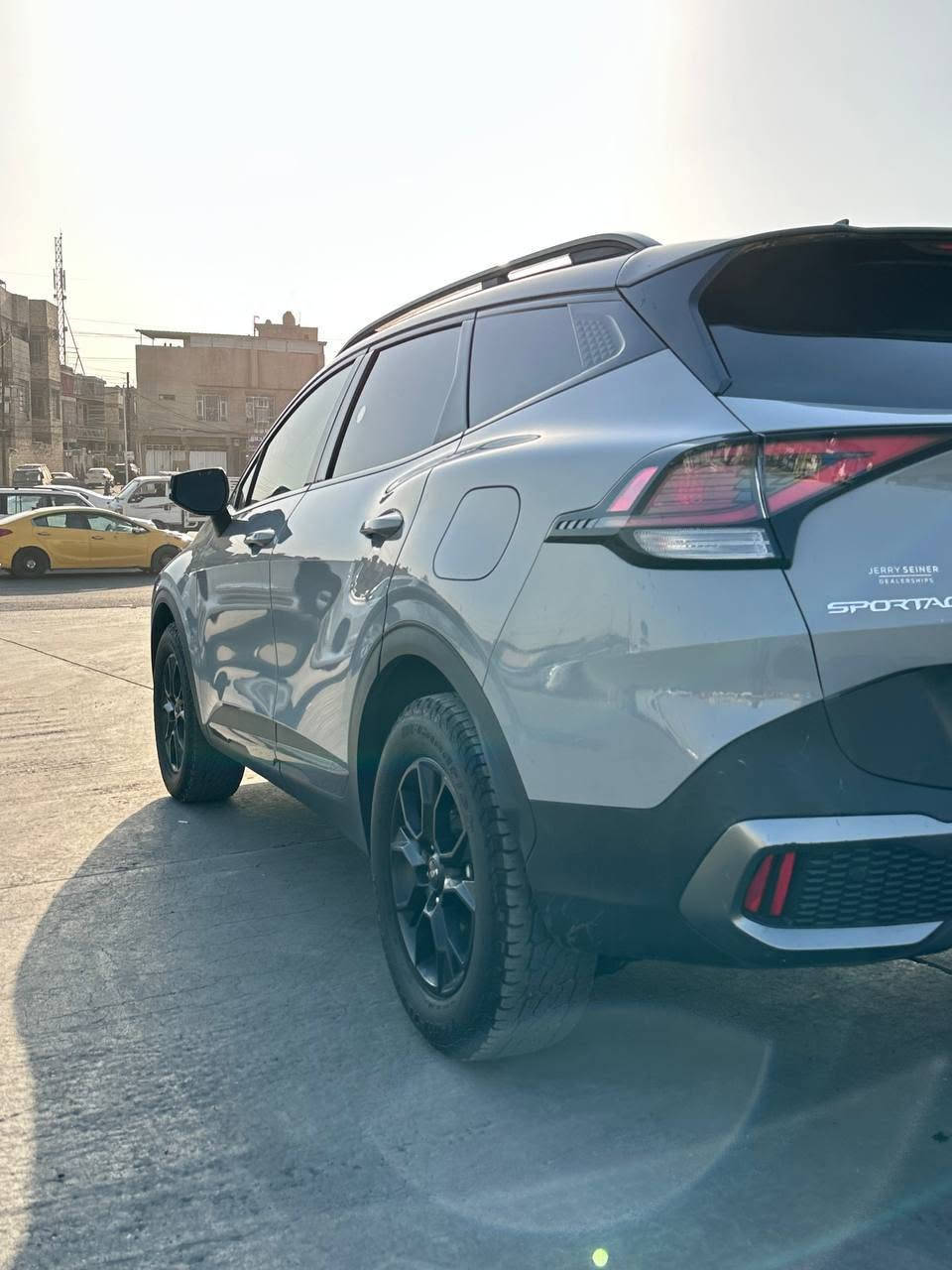 السلام عليكم
 للبيع فقط بدون مراوس 
وارد امريكي 
Kia sportage xpro 2024   لون سمنتي تو كلر
 
حادثه القبق جنطه بارد وتكحيل 
بدون ايرباك 
فول مواصفات بانورما تدفئة بلكشنات وبلستيرن تايرات جبلية 
ماشيه ٥٠ الف مايل مشي امريكا 
بدون رقم تترقم جميع المحافضات 
مكان السيارة بغداد
للاستفسار اكثر الاتصال او واتسال ***********
