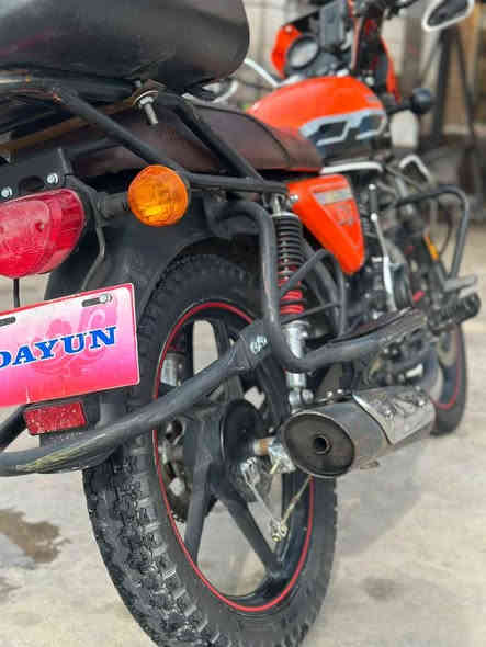 يا الله ةدراجه دايون مكينه 200 حقيقي لون برتقالي مميز دراجه نضيفه انضف من الصور بعد مكينه وكير خير من الله الدراجه كفاله عامه رقم بغداد بعدها بسم الشركه من شركة مودل يعني تاخذها كبل ابشركه تحولك لوحات ورقيه عندي سعرها 2650 _الف   ملاحضه الصندوك سعره وحد  عنواني بغداد الشعب واتساب وتصال ***********
