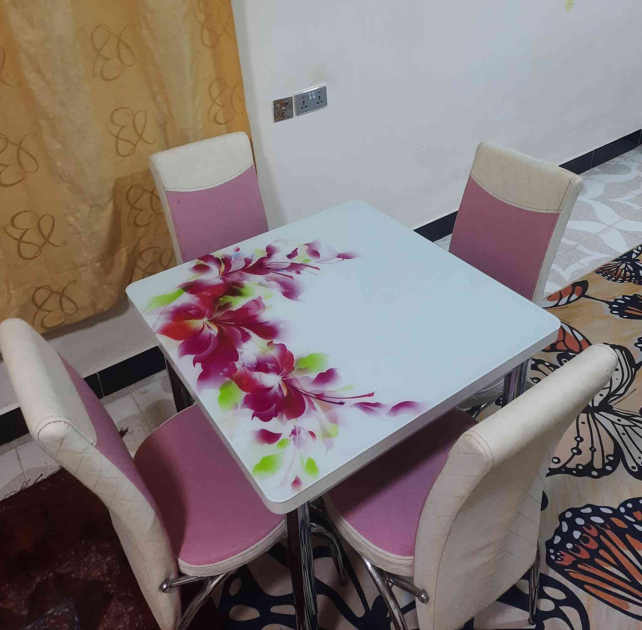 ميز طعام رباعي نضيف تكلبة وتشوف 
العنوان 📍/المحمودية حي الكرار 
السعر /200/وبي مجال
التواصل مع هاذا الرقم 
     ***********
                آسياا
