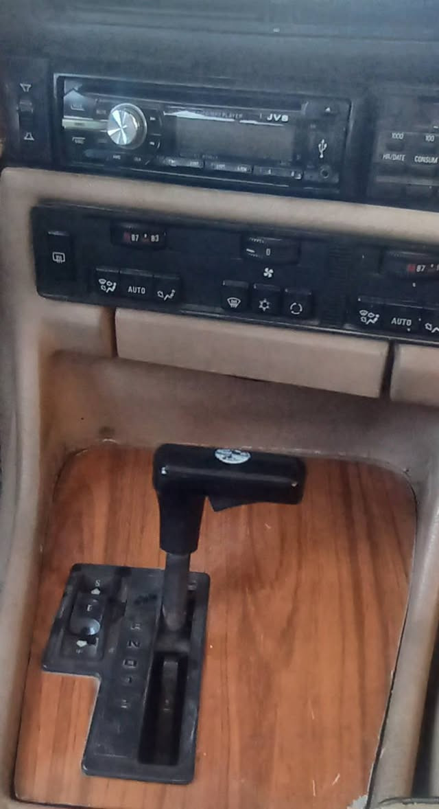 السلام عليكم
BMW 1988 V6
كير اوتوماتيك 
حجم 735 
فول اوتوماتيك 
طخم تواير زوجين جديد
صدر جديد
فتحة سقف
كير ومحركة بحالة جيدة 
تبريد كامل نقص غاز فقط 
محرك فل 
قفل مركزي
رقم بغداد خصوصي الماني
مكان السيارة : موصل
رقم الهاتف ***********
ملاحظة :- السيارة صاير فوكها طبقة تراب خفيفة .
