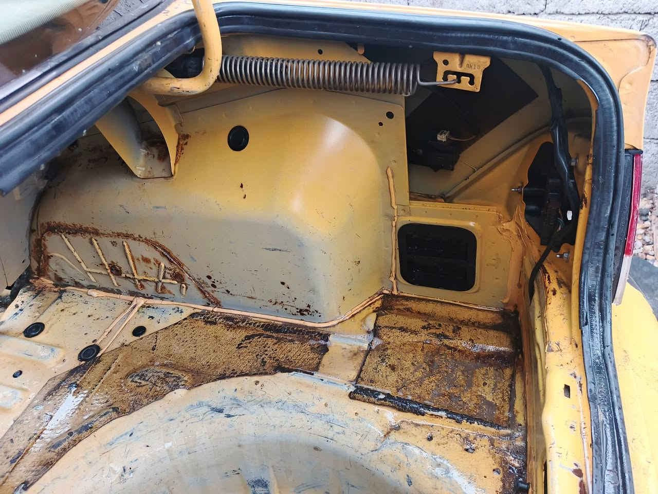 السلام عليكم سمنت 2011 جير مكينه حداديه تخم تاير تبريد  خير من الله السياره بيهاب بالباب الخلفي بسيط وشويه خياسات بدايه الدوسات والباقي خير من الله السعر 35 وبيها مجال بسيط العنوان بغداد بسمايه قرب قريه عشره ***********.
