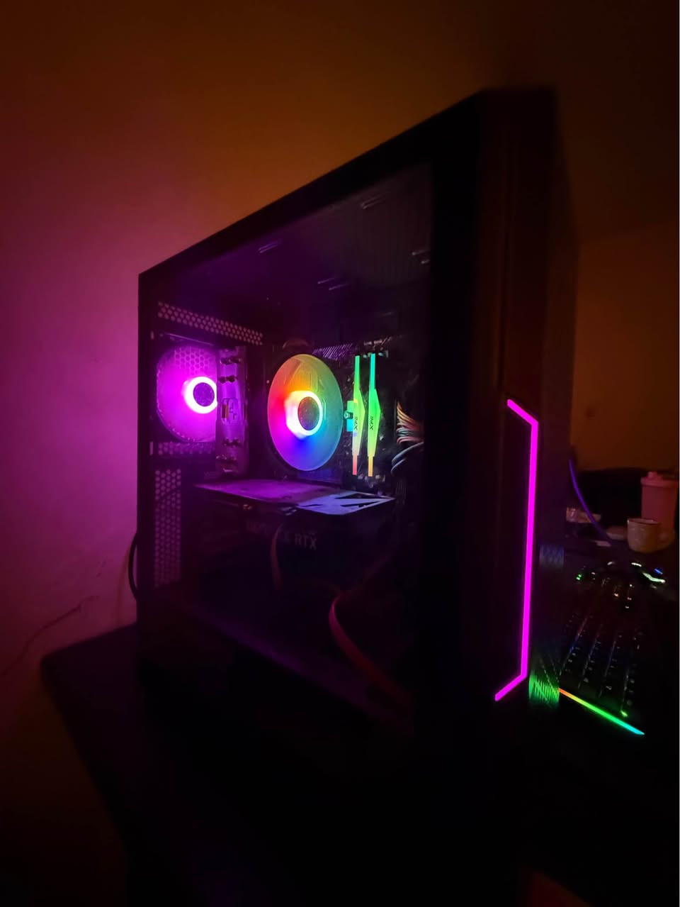 تجميعة PC Gaming متكاملة (Full Setup) بحالة ممتازة ***********واتس
المواصفات:
محتويات الحاسبة زيرو 
المعالج: Ryzen 5 5500

كرت الشاشة: RTX 3060 12GB MSI (نسخة الـ 12 كيكا)

المذربورد: Asus Prime A520M-A II

الرام: 16GB DDR4 3600cl18 XPG

التخزين:  Adata NVMe 1TB 

الباور: 550W Lite Power

الشاشة: MSI 27" Flat 180Hz (سلسة جداً للألعاب)

الكيس : XPG STARKER AIR C Mid 

(الـ UPS ): Maxima Online 1KV  ( حماية كاملة للحاسبة من ارتفاع وانخفاض الفولتيه )وحده بـ220 اذا تاخذة جديد

الملحقات: ماوس وكيبورد marvo   
كلشي بالتجميعة بحالة ممتازة ومابيها اي نقص.
السعر :1٫500٫000 Colombo, Sri Lanka
